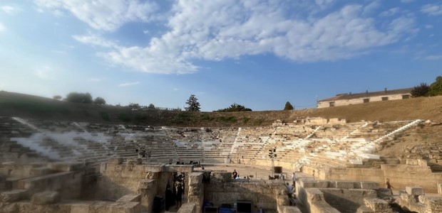 Αποκαθίσταται το σκηνικό οικοδόμημα του αρχαίου θεάτρου 